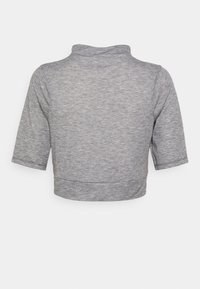 Grå kort topp med hög krage, korta ärmar och melerad textur. Har en figurnära stil och en ren, enkel design.