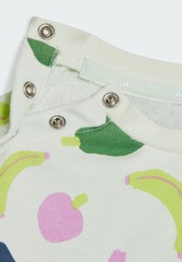 Mameluco de algodón de color verde claro con patrones de frutas en rosa, amarillo y verde. Presenta cierres a presión en el cuello y escote acanalado.