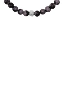 Collana di perline in pietra lavica con perle nere rotonde e una perla centrale con accento in argento testurizzato. Forma uniforme e finitura opaca.