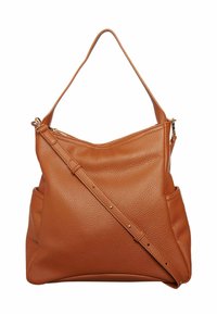 Dzintara krāsas ādas plecu soma ar teksturētu virsmu, slīpu dizainu, vienu īsu rokturi un garu regulējamu siksnu. Iekļauj zelta tonī aparatūru.