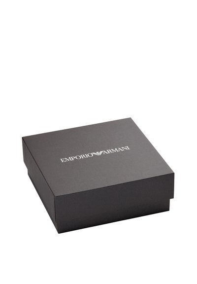 Boîte cadeau noire à texture lisse, arborant un logo blanc "Emporio Armani" sur le dessus. Forme carrée avec un couvercle à charnière.