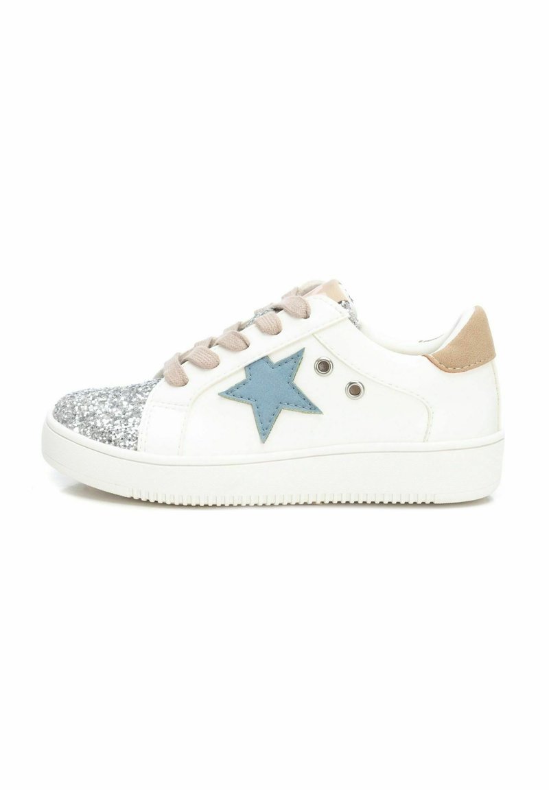 Zapatilla blanca con la puntera plateada brillante, un acento de estrella azul, cordones beige y una pestaña de talón marrón; suela de goma texturizada.