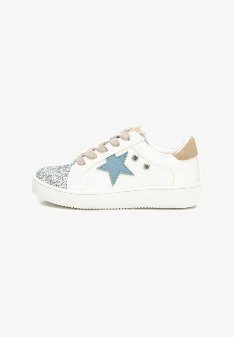 Zapatilla blanca con la puntera plateada brillante, un acento de estrella azul, cordones beige y una pestaña de talón marrón; suela de goma texturizada.