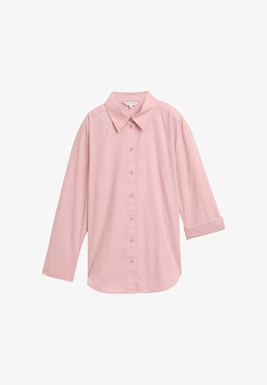 Chemise boutonnée à manches longues rose clair avec un col classique, une manche retroussée et une coupe droite.