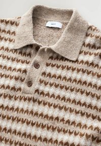 Beige gestrickter Pullover mit einem braunen geometrischen Muster, ausgestattet mit einem Kragen, drei braunen Knöpfen und einer weichen Textur.
