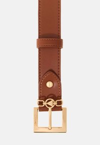 Cintura in pelle marrone con fibbia rettangolare dorata, caratterizzata da un accento del logo e cuciture visibili lungo la cintura. Finitura texturizzata.