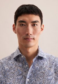 Blauw-witte geblokte overhemd met een spread collar, voorzien van ingewikkelde paisley ontwerpen en een gestructureerde stof.