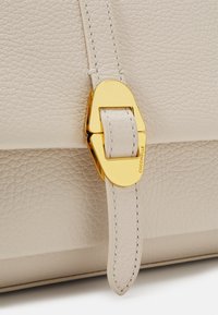 Coccinelle DORIAN - Torba preko tijela - white