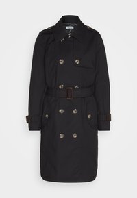 Svart trench coat i tyg, med dubbelknäppning, bälte i midjan, axelklapp och mönstrad inredning.