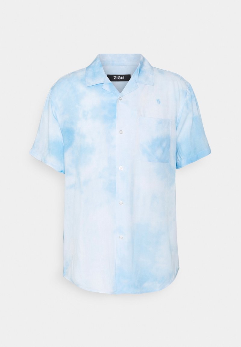 Camicia a maniche corte botton-down in tie-dye blu chiaro e bianco, con colletto e taschino sul petto.