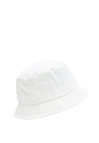 Cappello a secchiello bianco realizzato in tessuto leggero con una corona strutturata e una visiera ampia e piatta. Presenta una consistenza sottile e cuciture resistenti.