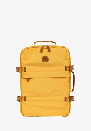 Zaino rettangolare in tessuto giallo con manico in pelle, cinghie laterali regolabili, tasca frontale con zip e patch in pelle brandizzata sulla parte superiore frontale.