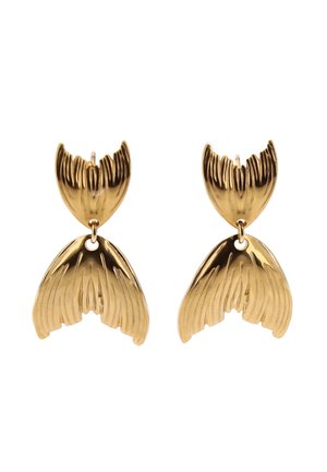 Oorbellen van metaal met goudkleurige finish, gevormd als getextureerde, gestileerde walvisstaarten met een tweedelig verbonden ontwerp.