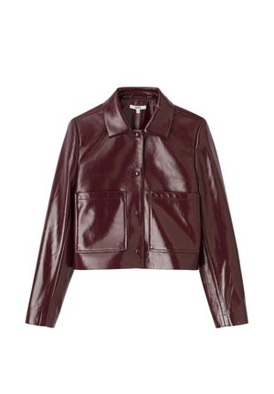 Veste cropped en simili cuir bourgogne avec un col, deux poches avant et fermeture à boutons. Texture lisse et brillante.