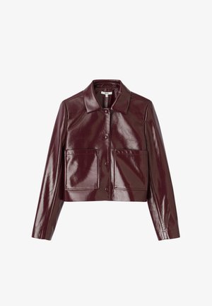 Veste cropped en simili cuir bourgogne avec un col, deux poches avant et fermeture à boutons. Texture lisse et brillante.
