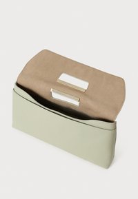 Clutch bag verde em pele com um exterior suave. O interior apresenta um forro suave em tom de bege e duas aberturas em formato de corte. O design é retangular.
