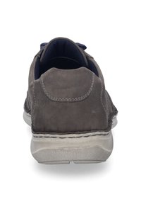 Šedé semišové tenisky s kulatou patou, kontrastní bílou podrážkou a modrými látkovými akcenty na límci a očkách. Texturovaný povrch.