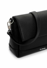 Borsa nera in pelle con superficie strutturata, forma definita, patta pieghevole, tracolla regolabile e dettagli in metallo.