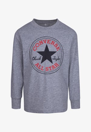 Sweatshirt gris à manches longues en tissu mélange de coton, avec un logo rond comprenant une étoile noire et le texte "Converse Chuck Taylor All Star" en rouge.