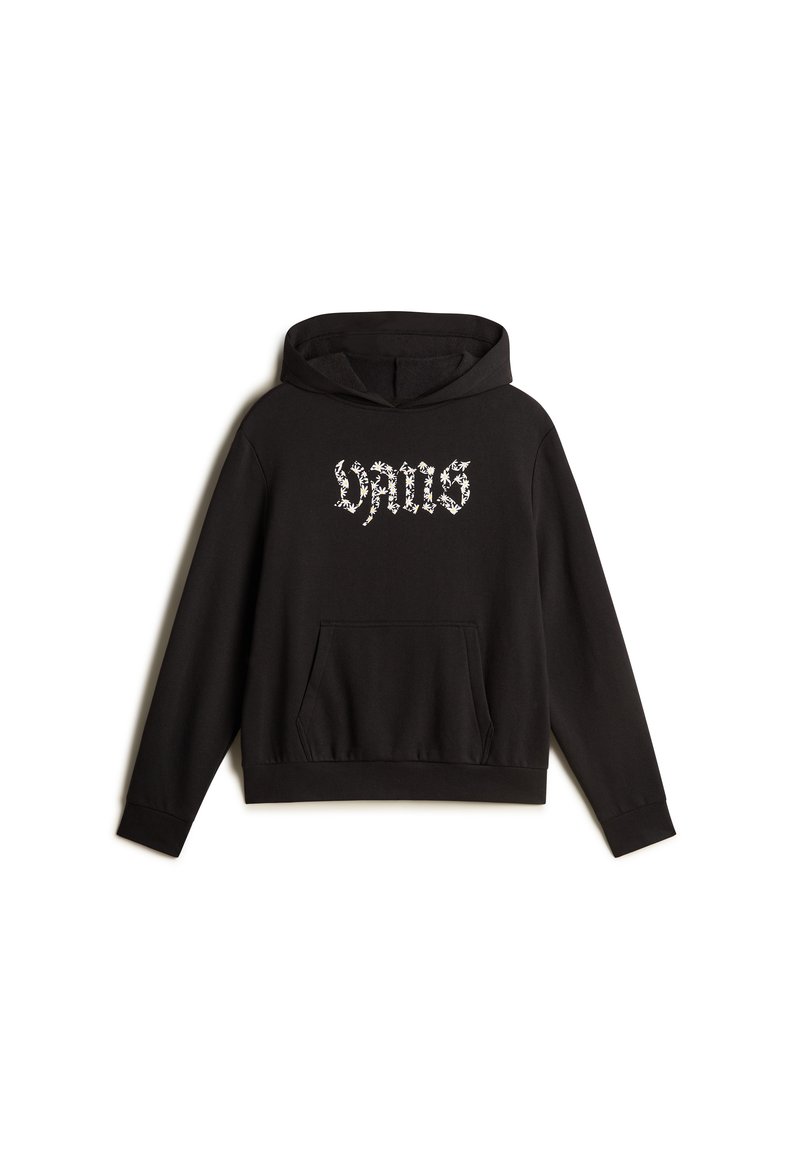 Sudadera negra de tela suave con un bolsillo frontal. Presenta un logo acentuado en blanco con flores en el pecho. Incluye una capucha amplia.