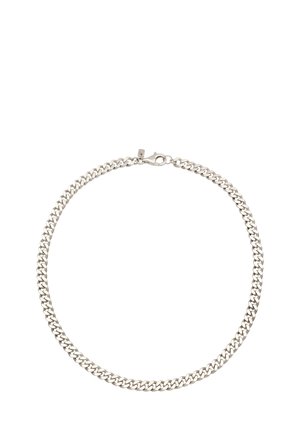 Sølvfarvet tyk kæde med flade led og karabinlås, lagt fladt mod en hvid baggrund.