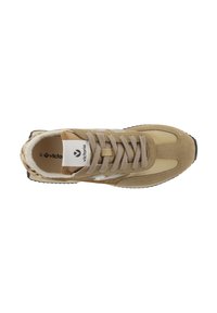 Baskets en daim beige avec une capuche lisse, des lacets texturés, une marque blanche sur la languette et une semelle noire.