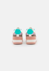 Sneaker in Weiß, Türkis und Pink mit strukturiertem Tierdruck-Detail. Verfügt über eine klobige Sohle und einen gepolsterten Kragen für zusätzlichen Komfort.