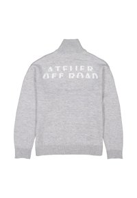 Grijze gebreide trui met een hoge kraag, met de tekst "ATELIER OFF ROAD" in verhoogde witte letters op de achterkant en geribde manchetten en zoom.
