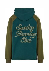 Kapucnis pulóver, amelynek fő színe sötétzöld, az ujjak oliva zöld színűek. A dizájnban arany betűkkel szerepel a "Sunday Running Club" felirat.