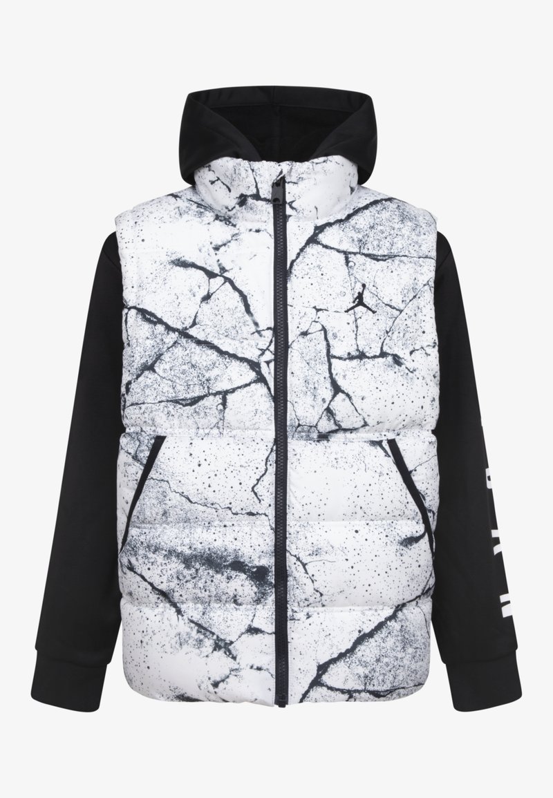 Gilet imbottito con corpo bianco caratterizzato da un motivo nero screpolato, maniche nere, chiusura frontale con zip e cappuccio. Testo bianco sulle maniche.