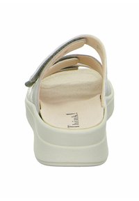 Ansicht von hinten eines hellen Sandals mit einem glatten, glänzenden Obermaterial und einem strukturierten Riemen, gepolstertem Fußbett und einer robusten weißen Sohle.