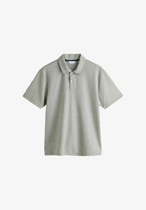 Svijetlosiva polo majica kratkih rukava s ovratnikom i dva bijela gumba na jednobojnoj bijeloj pozadini.