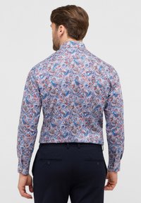 Langarmhemd met een kleurrijk paisleypatroon in rood, blauw en wit. Gemaakt van lichtgewicht stof met een zachte textuur en een getailleerde pasvorm.