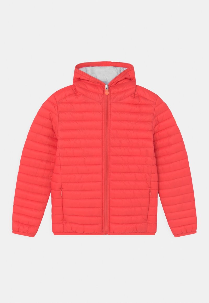 Veste matelassée légère rouge avec col montant et fermeture éclair frontale, dotée de deux poches latérales et de poignets élastiques.