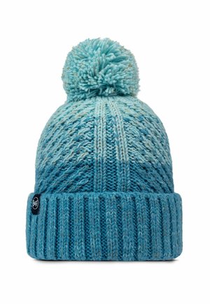 Gorro de punto con un degradado de azul claro a oscuro, patrón texturizado y un pompón esponjoso en la parte superior; puño acanalado con una etiqueta de logo.