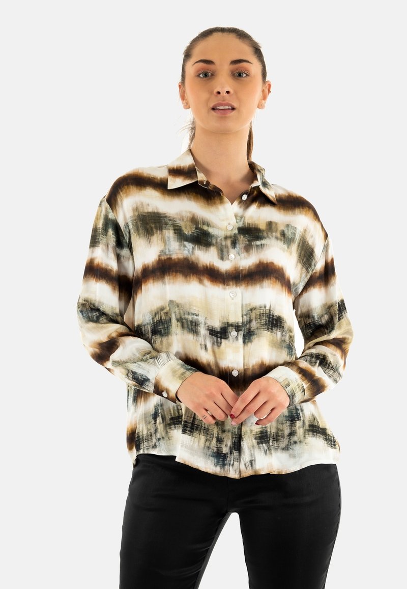 Camicia con bottoni dal design fluido in tonalità crema, marrone e verde, con colletto aperto e maniche lunghe con polsini a bottone.