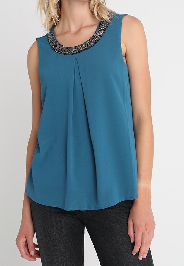 Teal ärmlös blus med plisserad front, rund halsringning prydd med svart och silverpärlor, mjukt tyg och en avslappnad passform.