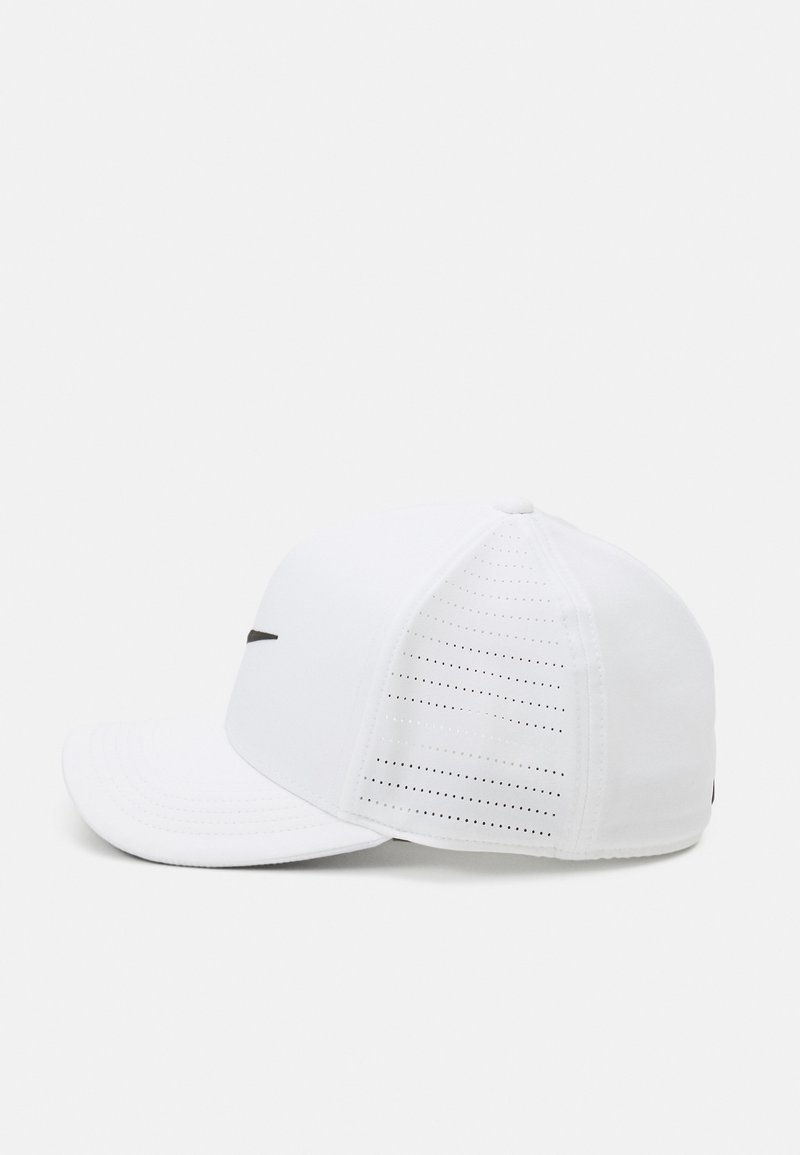 Herren Caps, Mützen & Hüte | Nike Golf CLC99 Cap white/black/weiß - WK79459 Herren Caps, Mützen & Hüte | Nike Golf CLC99 Cap white/black/weiß - WK79459