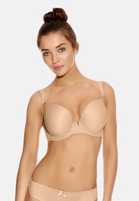 Beige gewatteerde bh met een gladde textuur, verstelbare bandjes en een klein strikdetail in het midden. Bijpassende slipjes zichtbaar, met een vergelijkbare kleur en stijl.