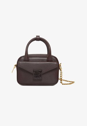 Borsa a mano in pelle marrone con design strutturato, manico superiore, tracolla a catena dorata, patta frontale e una targhetta prominente con il logo. Texture liscia.