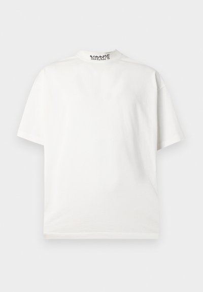 Λευκό μπλουζάκι από βαμβάκι με κοντά μανίκια, με στρογγυλή λαιμόκοψη και εκτύπωση μαύρου λογότυπου στον πίσω λαιμό. Λείο υφή, άνετη εφαρμογή.