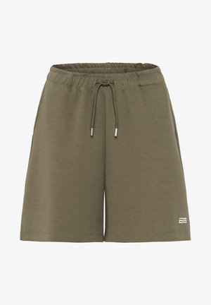 Olive krāsas sporta šorti ar mīkstu tekstūru, elastīgu jostu, aukliņu un nelielu logotipa detaļu apakšmalā.