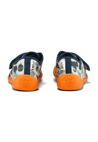 Weiche Stoffschuhe mit einem gemusterten Obermaterial, das Tiere und Pflanzen zeigt, marinefarbene Besätze und leuchtend orangefarbene Gummisohlen mit Logo-Details.