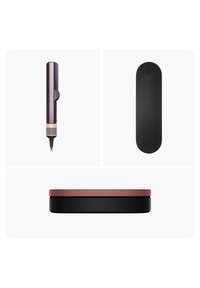 Kompakt stylus med en elegant, lila metallisk finish och en texturerad rosa bas; medföljande svart oval laddningsplatta med subtila ränder.