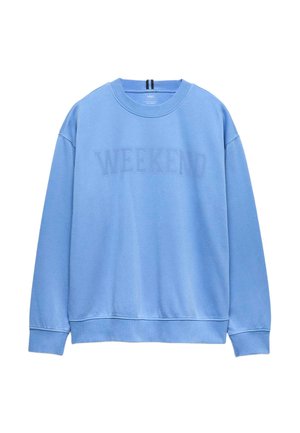 Sweat-shirt bleu clair à col rond avec manches longues et inscription "WEEKEND" en bleu légèrement plus foncé sur la poitrine.