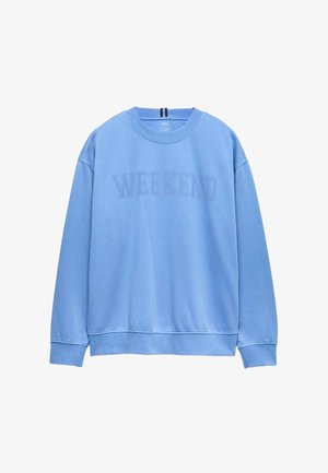 Sweat-shirt bleu clair à col rond avec manches longues et inscription "WEEKEND" en bleu légèrement plus foncé sur la poitrine.