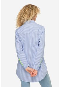 Camisa de manga larga a rayas azul claro y blanca con acentos verdes en las mangas, cuello de botones, dobladillo curvado y puños con botones.
