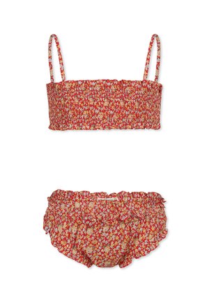 Czerwony bikini z kwiatowym wzorem, które zawiera marszczony stanik typu bandeau z cienkimi ramiączkami oraz falbaniaste majtki. Materiał prezentuje żywy wzór kwiatowy.