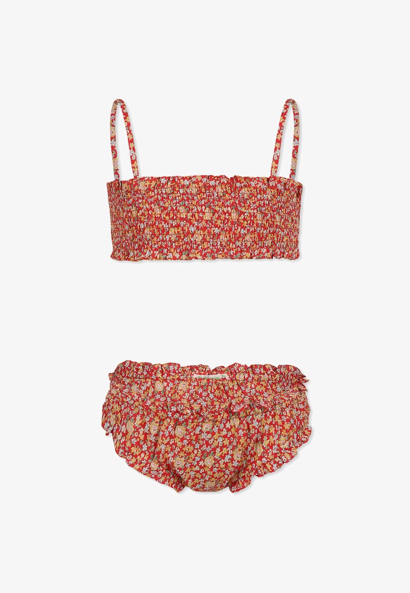 Czerwony bikini z kwiatowym wzorem, które zawiera marszczony stanik typu bandeau z cienkimi ramiączkami oraz falbaniaste majtki. Materiał prezentuje żywy wzór kwiatowy.