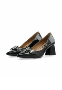 Zapatos de tacón alto de charol negro con punta afilada, herrajes plateados y detalles de acento, tacón bloque y textura suave.